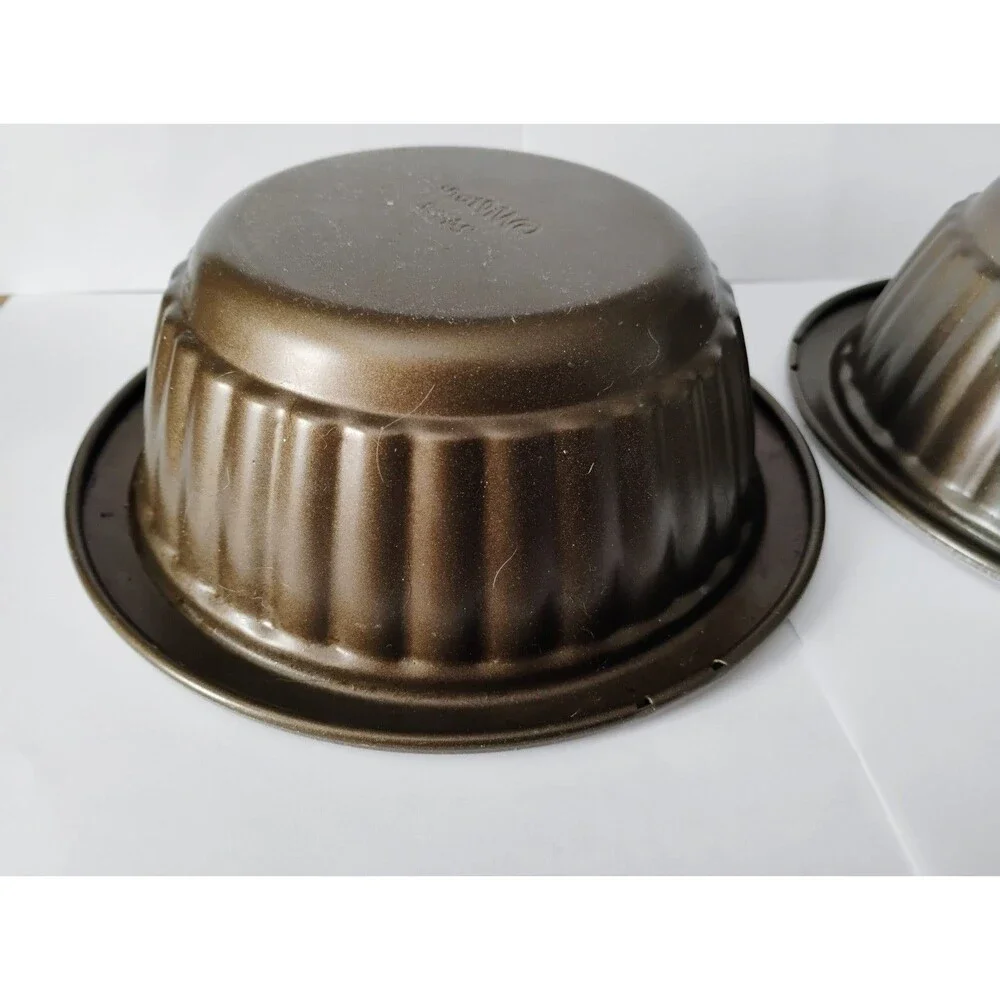 Two Wilton Oven to Table 24 oz Round Baking Pans Fluted Nonstick Casserole Lot